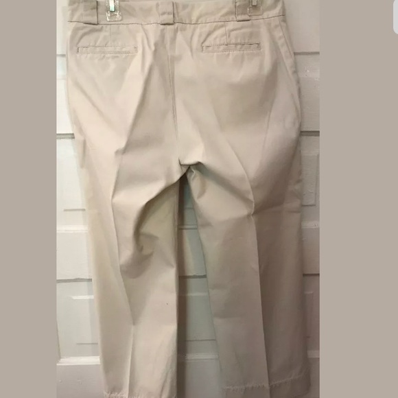 Women's Gap Khaki Classic Fit Capri - Picture 4 of 5